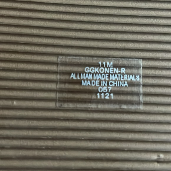 Women’s size 11 yellow and white GBG Los Angeles Slip on thong sandals - Picture 6 of 6